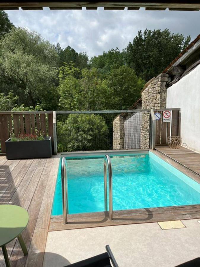 Location de vacances pour 10 personnes, avec piscine ainsi que vue et jardin à Arçais - 2