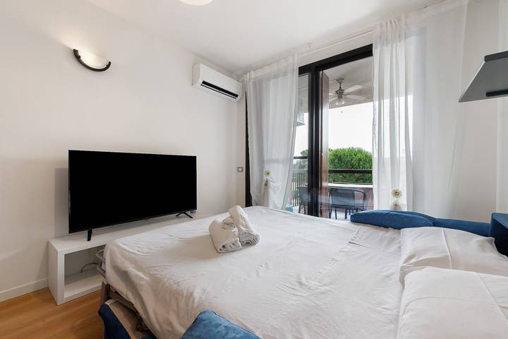 Entire apartment, Apartment 'Fior Di Loto Front Of The Pool' with Shared Pool, Wi-Fi and Air Conditioning in Rivoltella del Garda, Desenzano del Garda