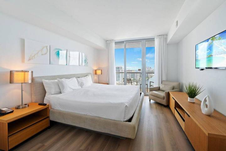 Vacation rental for 2 people, with balcony and pool in Hallandale Beach