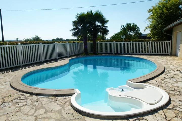 Location de vacances pour 6 personnes, avec piscine ainsi que jardin et terrasse à Ornézan