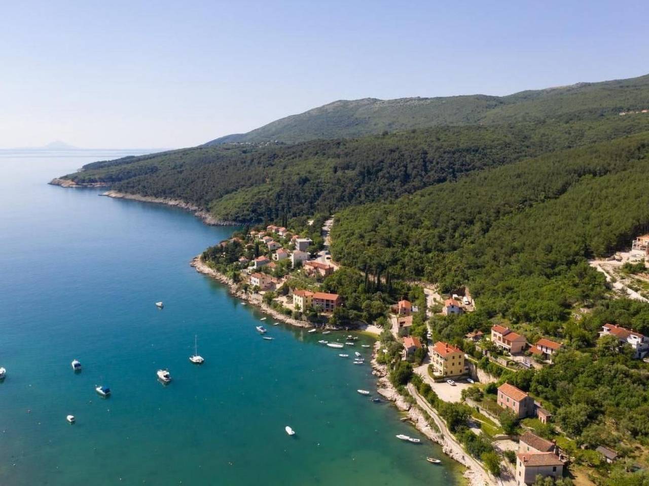 Ganze Wohnung, Traumhaftes Apartment mit großer Terrasse in Raša, Ostküste Istrien