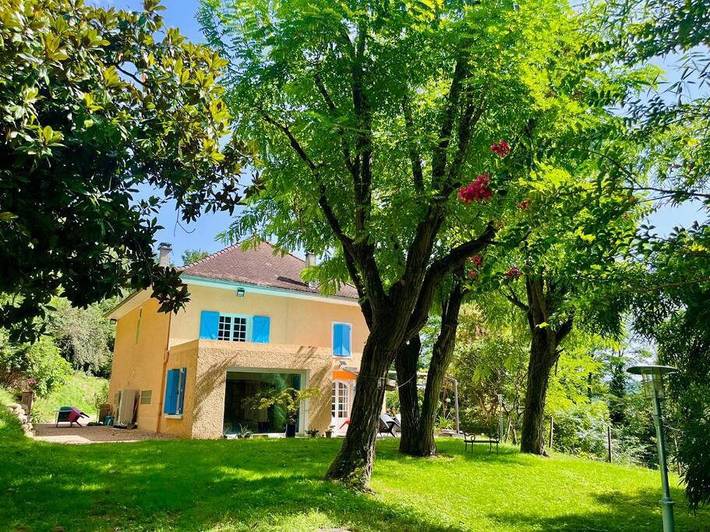 Location de vacances pour 10 personnes, avec terrasse ainsi que jardin et vue, animaux acceptés à Saint-Chef