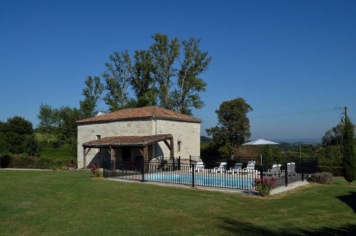 Gîte pour 12 personnes, avec terrasse ainsi que jardin et piscine, animaux acceptés dans le Lot-et-Garonne - 4