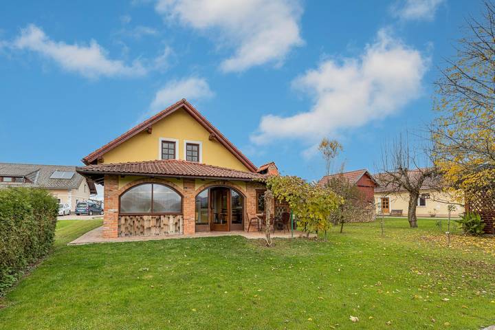 Ferienhaus für 7 Personen, mit Terrasse und Pool, kinderfreundlich in Slowenien
