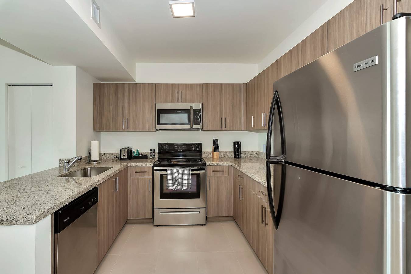 Ganze Wohnung, Roami at Grove 27 15 Min to Beach 2Br in Miami, Florida