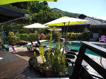 Gîte pour 2 personnes, avec vue ainsi que jardin et piscine dans Ha'apiti