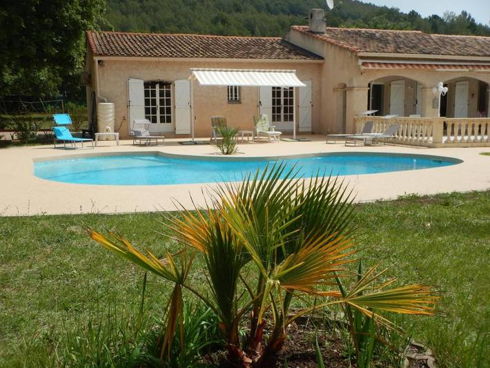 Chambre d’hôte pour 2 personnes, avec piscine ainsi que jardin et vue à Figanières