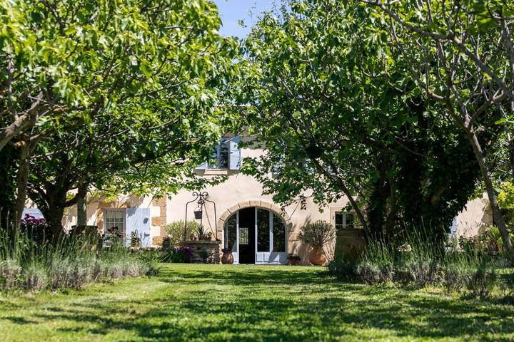 Location de vacances pour 10 personnes, avec jardin ainsi que vue et piscine, animaux acceptés à Grans - 2