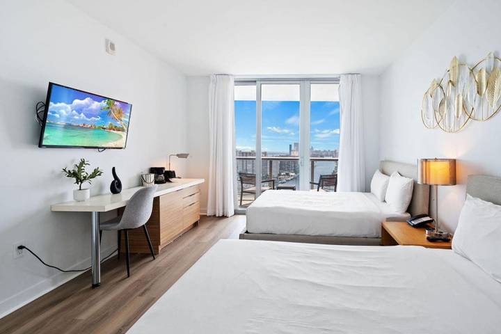 Vacation rental for 4 people, with pool and balcony in Hallandale Beach