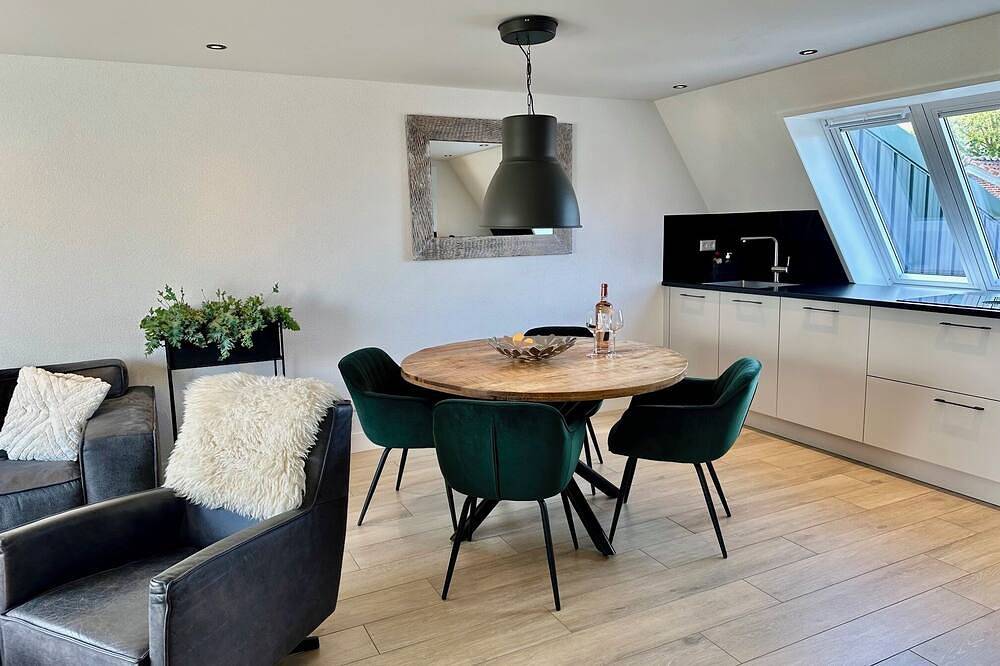 Ganze Wohnung, Moderne Ferienwohnung, hell und komfortabel mit eigene Terrasse in Noord-Holland - Nordseeküste