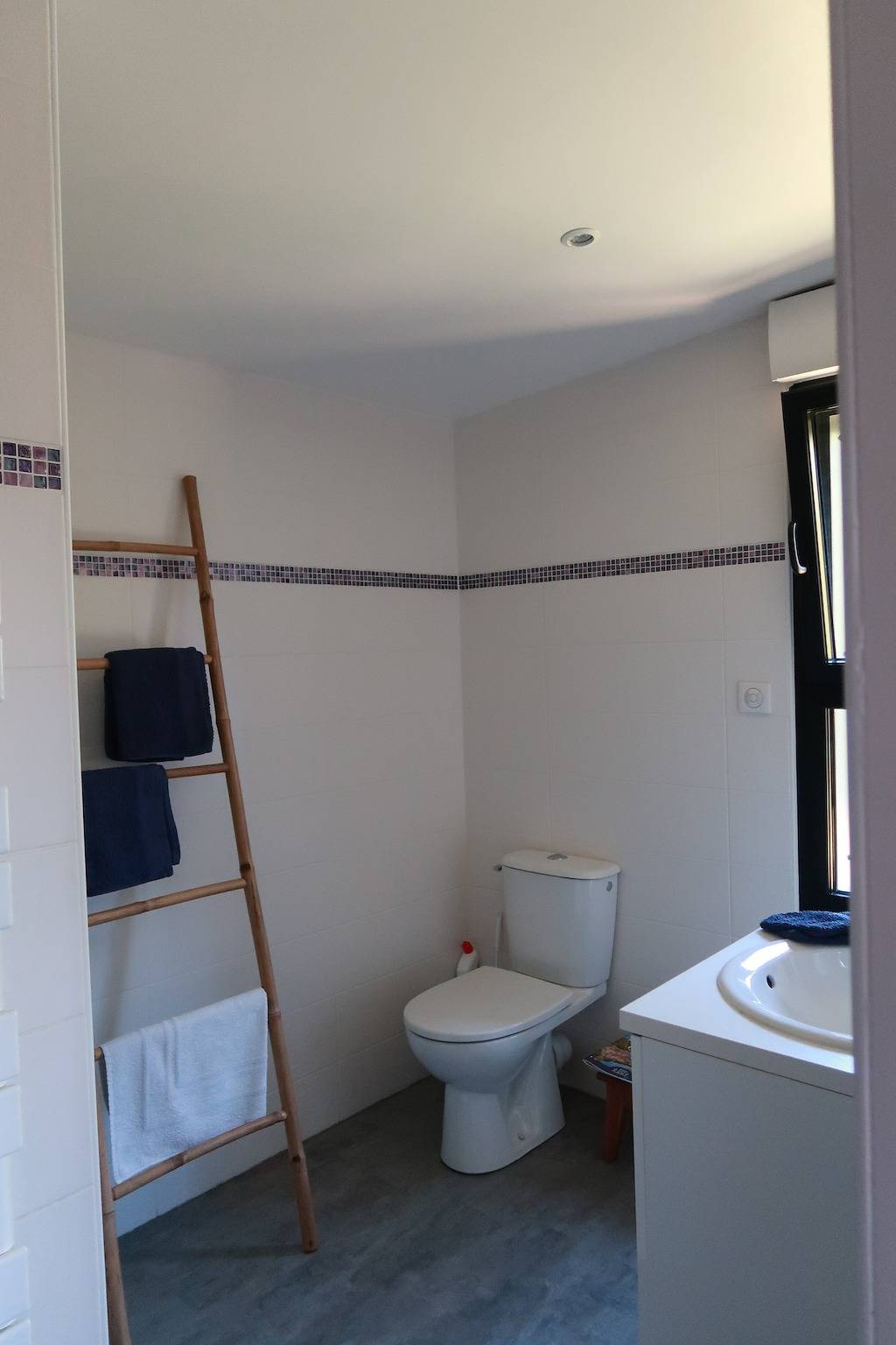 Guest Room 'L'Abri des Flots' with Shared Pool, Terrace, and Wi-Fi in Plouër-sur-Rance, Dinan region
