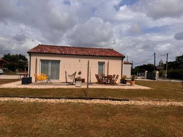 Gîte pour 3 personnes, avec jardin et vue, animaux acceptés à Saint-Laurent-des-Vignes