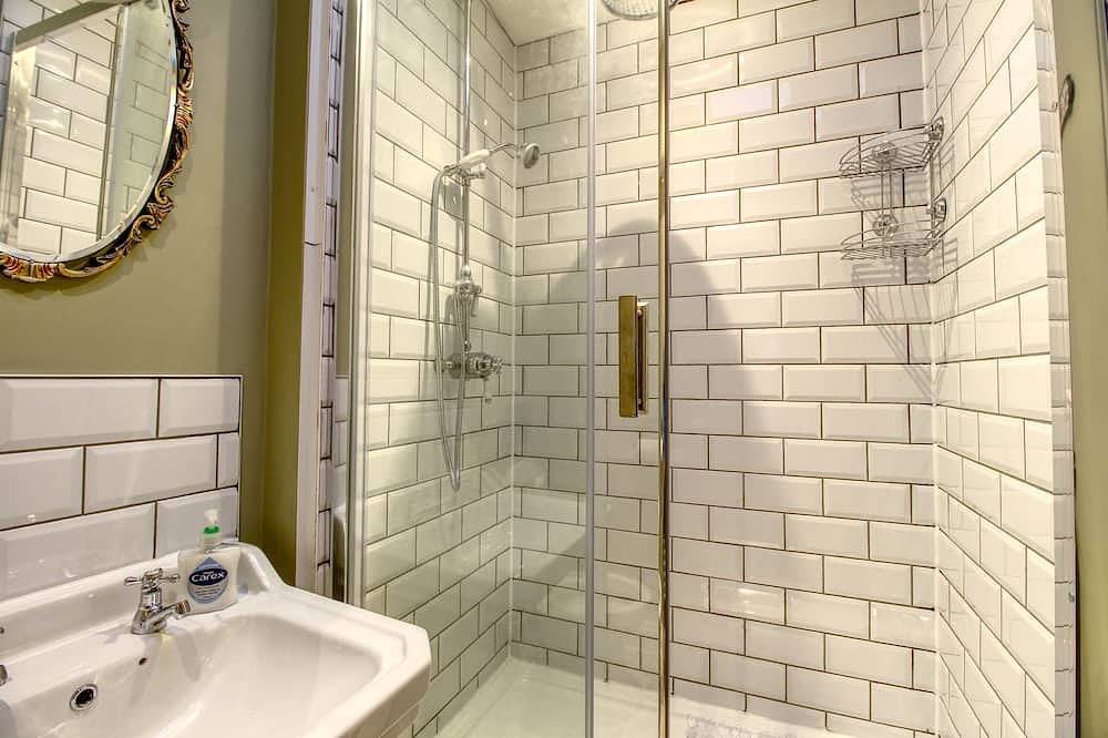 Modern property - great location with parking in Huddersfield, West Yorkshire