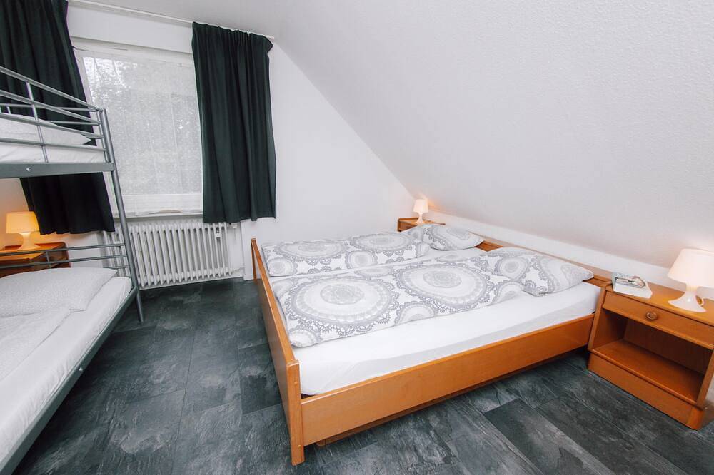 Großes Gruppenhaus am Waldrand bei Bad Pyrmont in Bad Pyrmont, Weserbergland