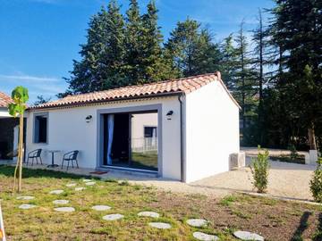 Location de vacances pour 4 personnes, avec vue ainsi que terrasse et piscine à Saint-Ambroix