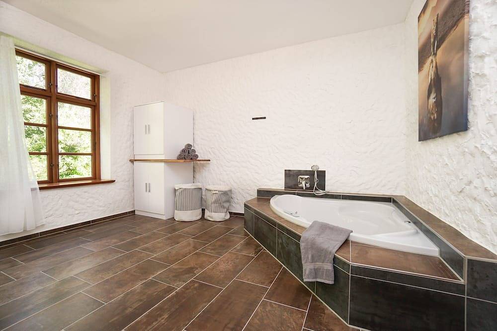 Ruhe unter Reet-Haus mit Sauna, Whirlpool und Kamin in Gnarrenburg, Landkreis Rotenburg (Wümme)