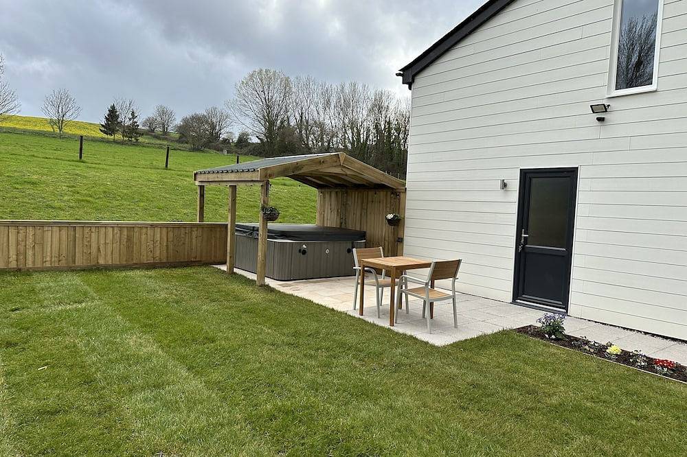 Springwell Lodge, pet friendly, country holiday cottage in Exeter in Exeter, Devon