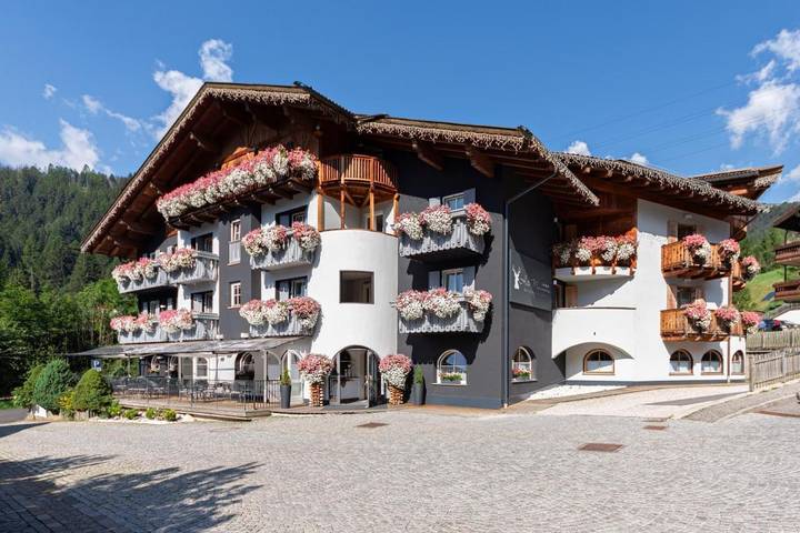 Appartamento per 4 persone, con sauna e piscina nonché idromassaggio e balcone in Soraga