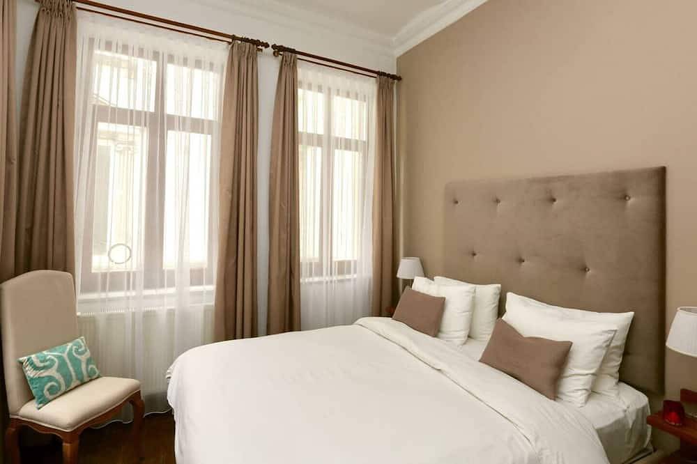 Entire apartment, Airy style, amazing terrace views in Galata! in Beyoğlu, Istanbul