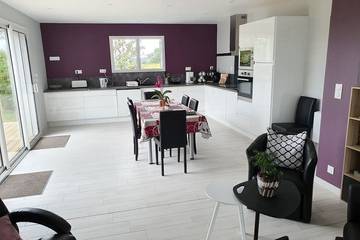 Location de vacances pour 6 personnes, avec jardin ainsi que piscine et terrasse à Matignon