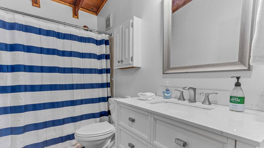 Cozy Beach Cottage - Walking distance to the Beach!! in Virginia Beach