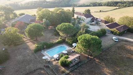 Chambre d’hôte pour 3 personnes, avec vue ainsi que piscine et jardin à Béraut