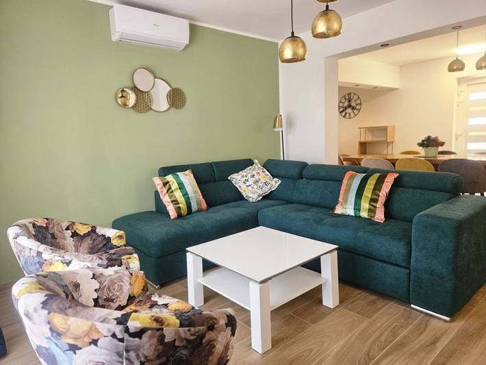 Ferienhaus für 8 Personen, mit Whirlpool und Terrasse in Pirovac