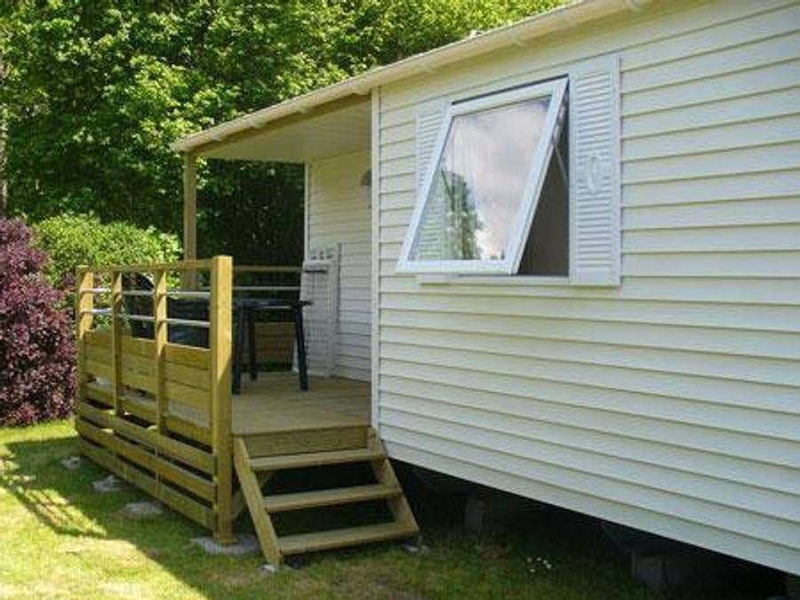 Camping le Rouge Gorge 10' Puy du Fou - Mobilheim 6 personen - Mobilhome Ti 32m² mit halbüberdachter Terrasse (3 Schlafzimmer) Eco 6 Pers. in Saint-Laurent-sur-Sèvre, Loire-Tal