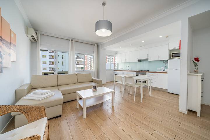 Location de vacances pour 4 personnes, avec bassin pour enfant ainsi que balcon et jardin à Portimão