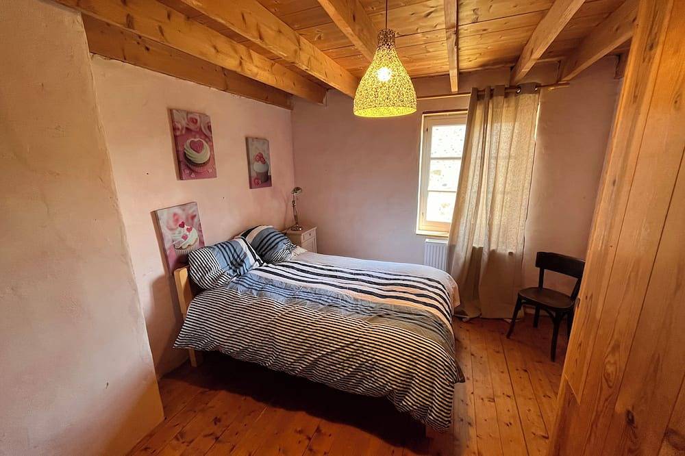 Le Domaine des Gameaux, gîte, grand préau, espace cuisine, jeux, ateliers in Chatte (bateau), Isère