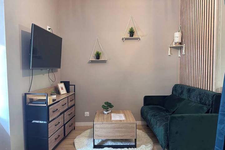 Entire apartment, Cozy studio - Ploërmel city center - Wi-Fi and parking in Ploërmel, Vannes region