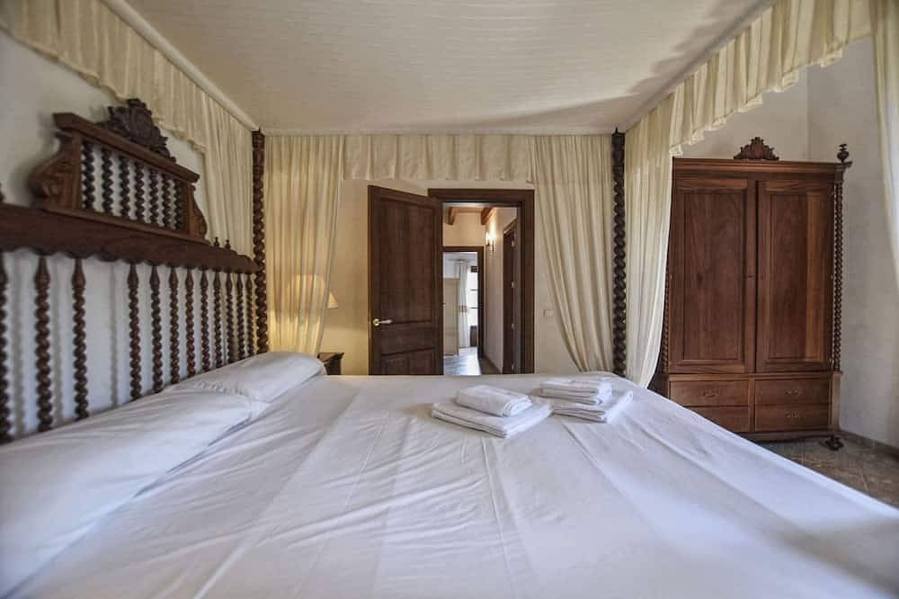 Classic Home with Pool in Petra, Majorca Center