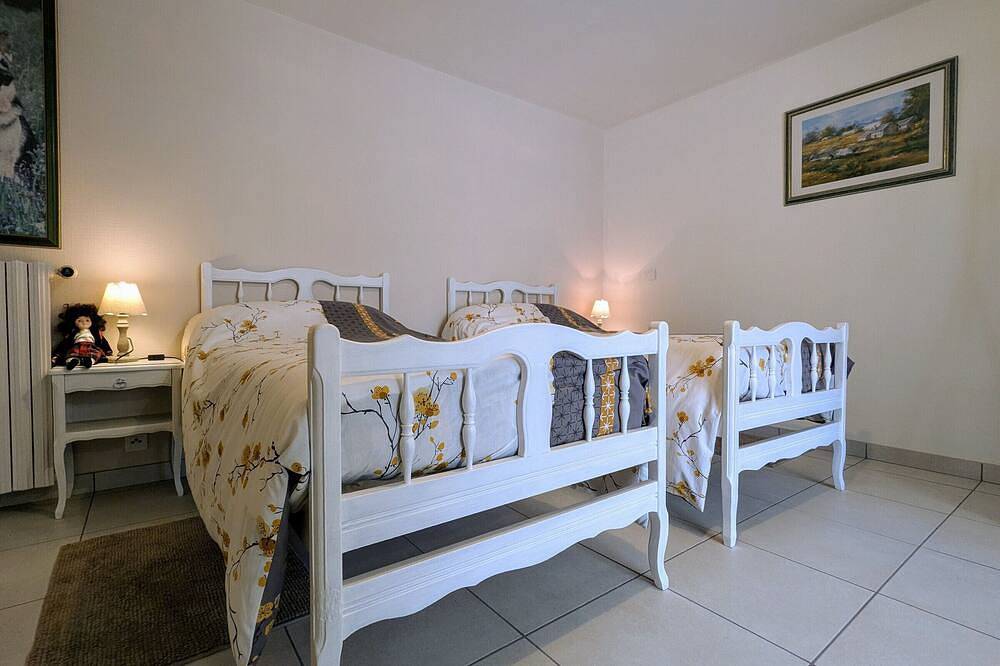 Gîte de charme en Auvergne, cour fermée, jardins privés, Bbq, babyfoot, proche St Jacques de Compostelle in Saint-Georges-Lagricol, Parc Naturel Régional Livradois-Forez