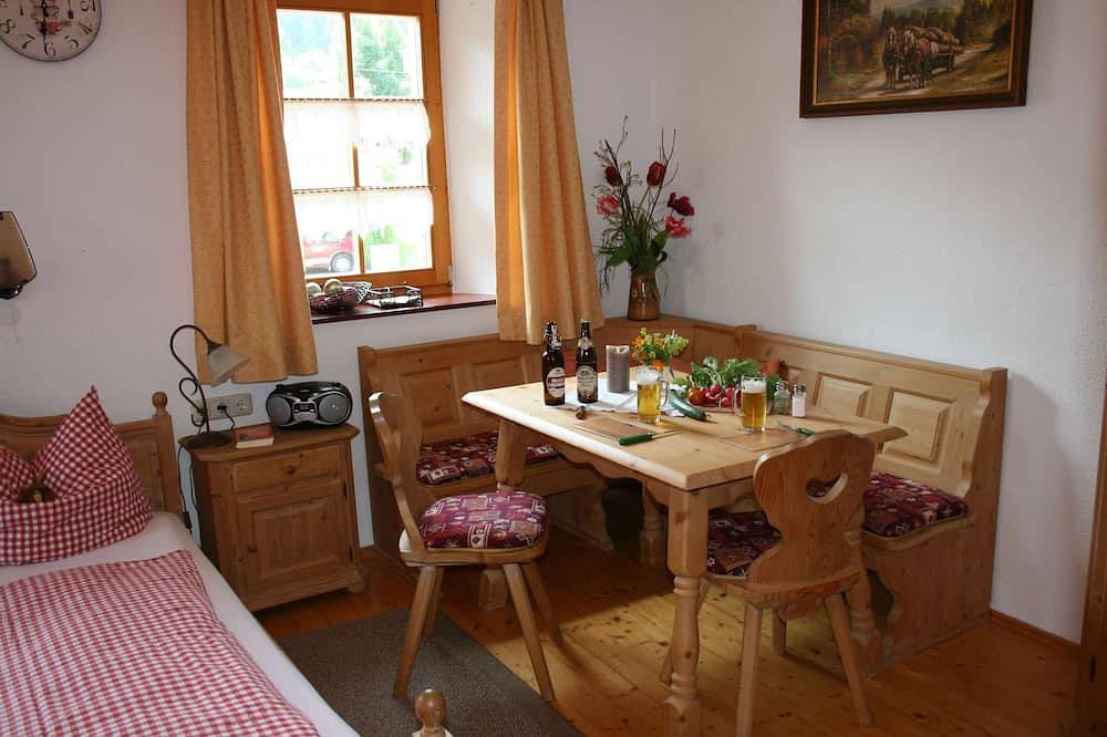 Ganze Wohnung, Appartment Schwalbennest 27 qm, 1-2 Personen, Wohnschlafraum, Wlan, Balkon in Staudach-Egerndach, Bayerische Alpen