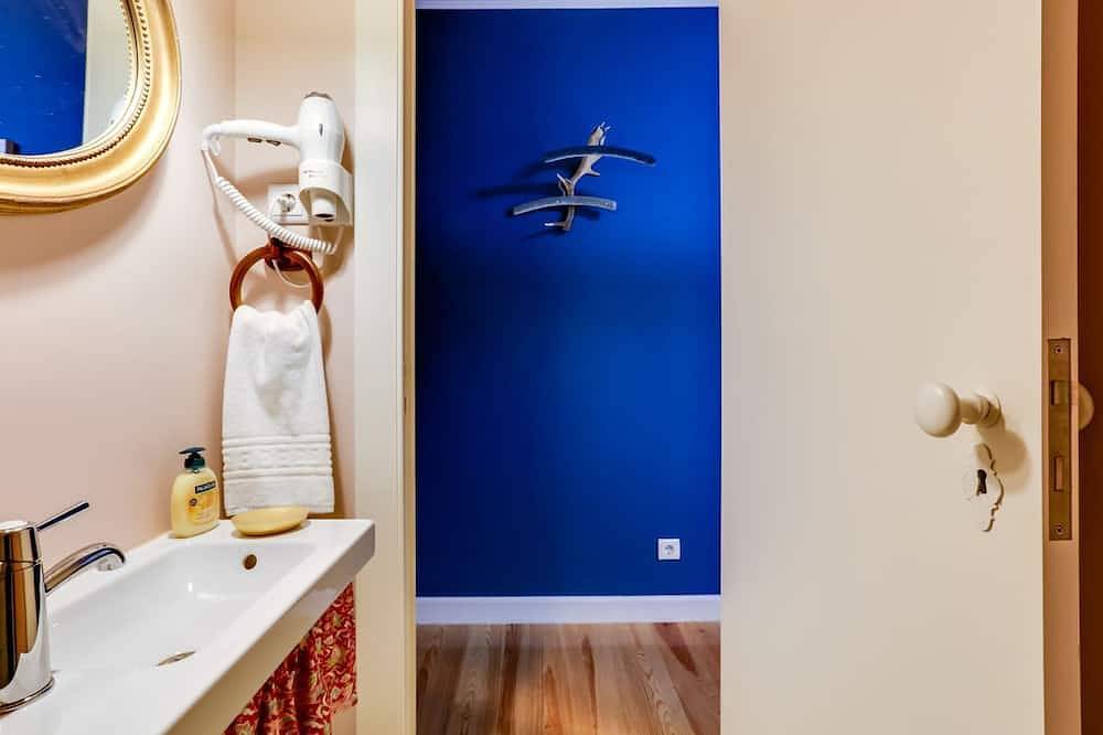 Luxa Charm House | Quarto 7 | Self Check-in Online in São Martinho (Sintra), Sintra