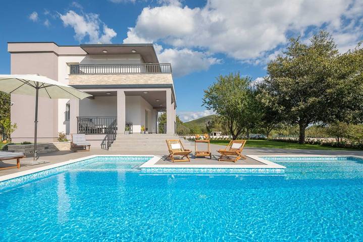 Villa pour 6 personnes, avec terrasse et balcon/terrasse à Sinj - 3
