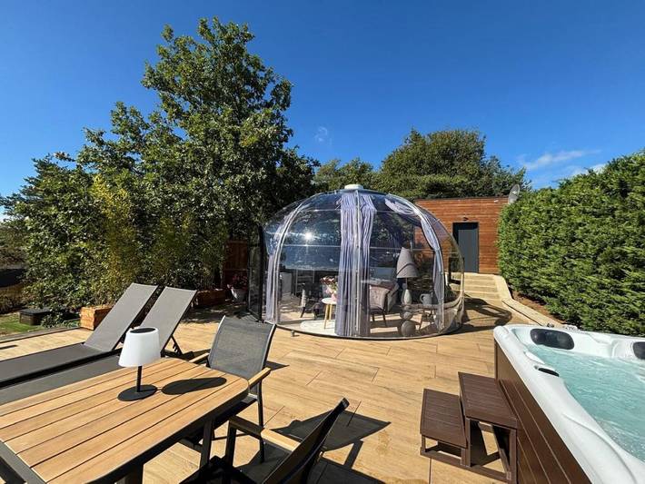 Chambre d’hôte pour 2 personnes, avec Jacuzzi et Terrasse ainsi que Jardin et Vue