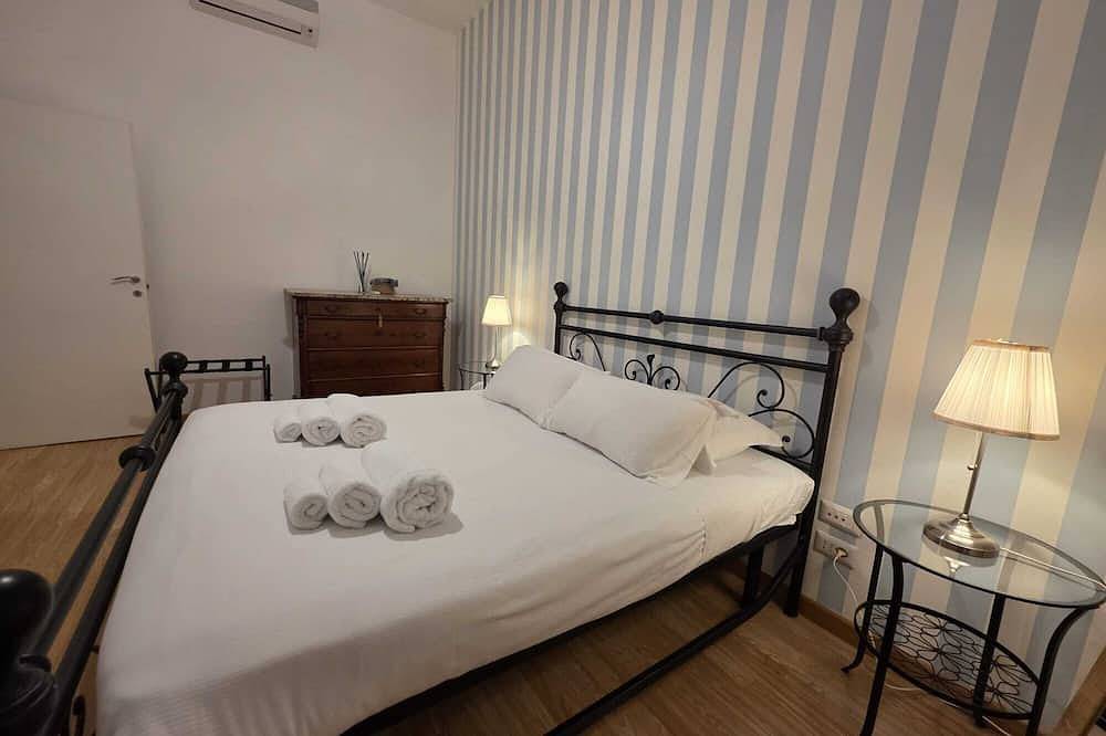 Entire apartment, Mr House - Three Bedroom Apartment, Sleeps 5 in Rome, Rome Province