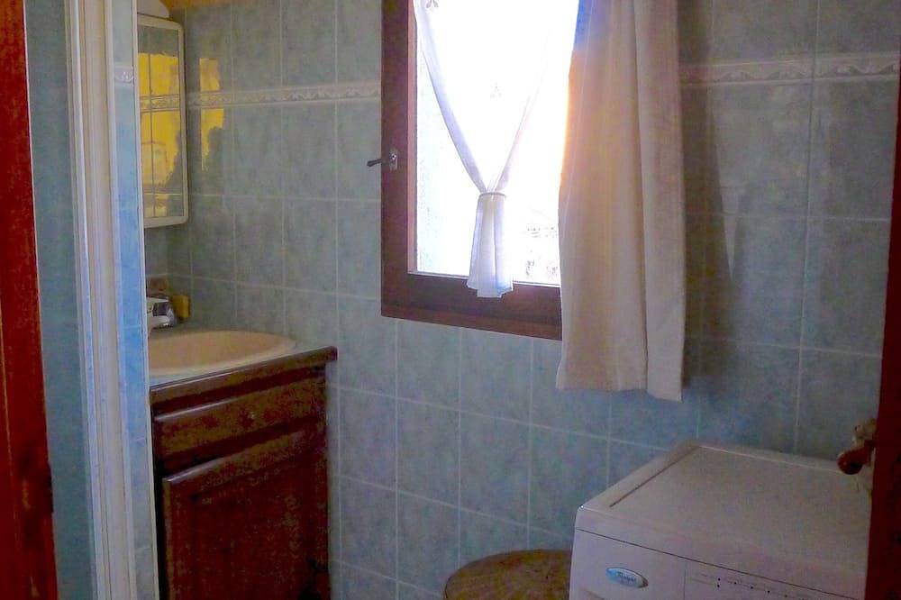 Appartement entier, T2 avec terrasse, jardin et Wifi entre parc du Luberon et parc du Verdon in Sainte-Tulle, Parc naturel régional du Luberon