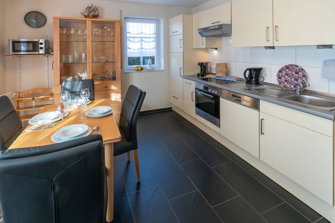 Ganze Wohnung, Moderne Ferienwohnung mit Balkon und Terrasse in Norddeich in Strand Norddeich, Norddeich