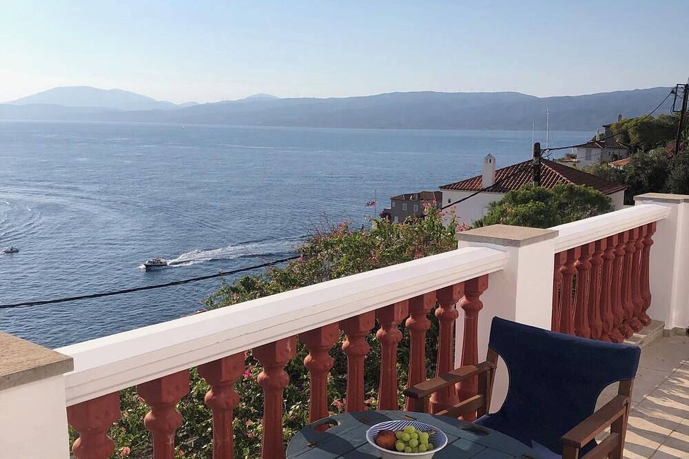 Villa Hydra Estrella is Offers views of the port and town in Hydra