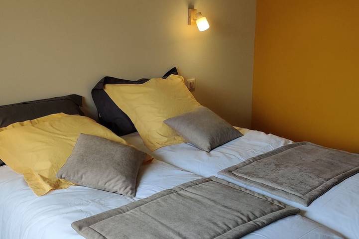 Gîte pour 14 personnes, avec terrasse et jardin à Cheffois - 4