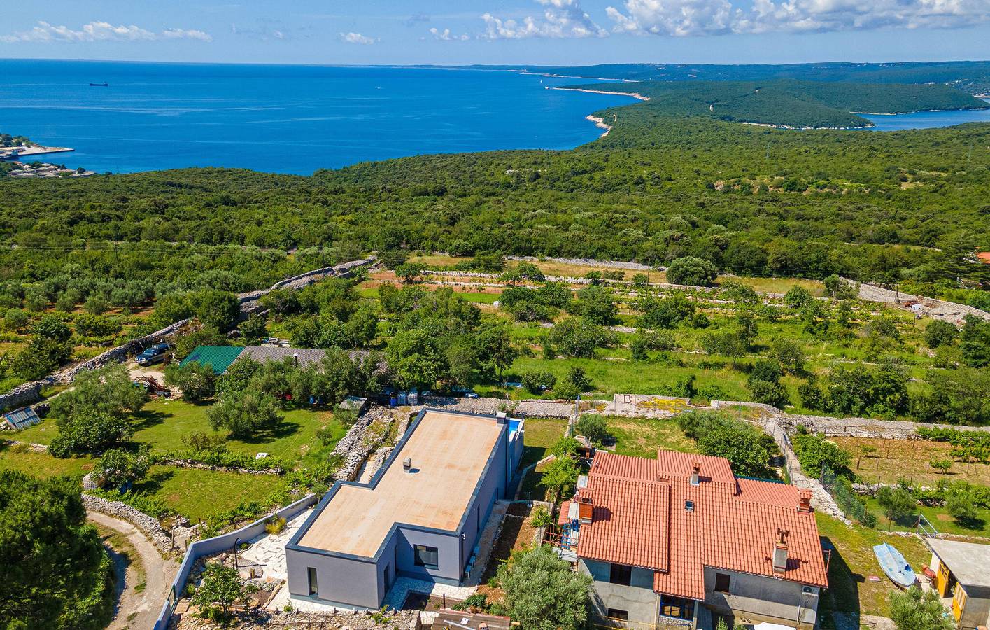 Gemütliche 1-Zimmer-Wohnung mit Pool und Terrasse, 2 km vom Strand entfernt in Raša, Ostküste Istrien