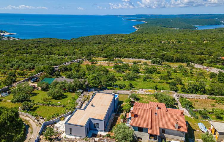 Gemütliche 1-Zimmer-Wohnung mit Pool und Terrasse, 2 km vom Strand entfernt in Raša, Ostküste Istrien
