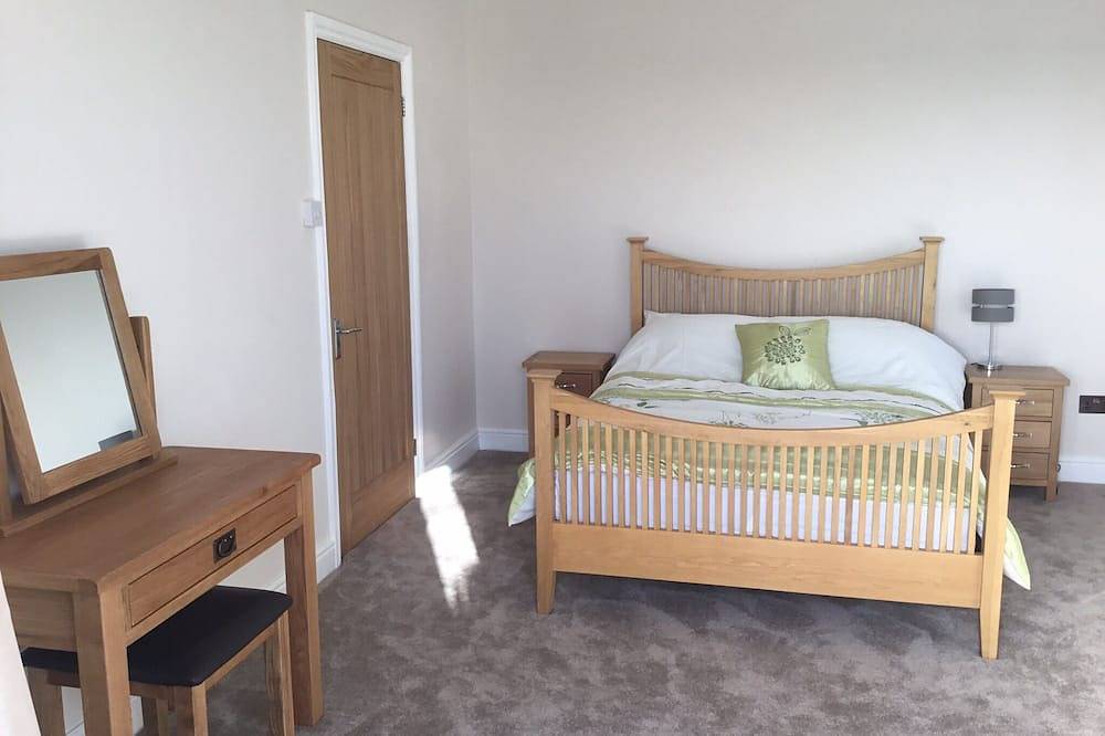 Endless Ocean Views, Charming Coastal Vibes, Indoor Pool Perfection — Book Now in Dawlish, Devon