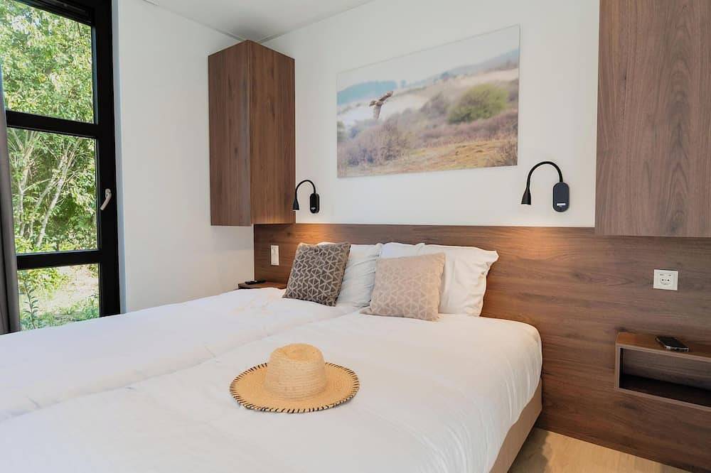 Luxe en duurzame 4-persoons recreatievilla’s met hoge raampartijen, volledig gasloos en voorzien van zonnepanelen. Geniet van een stijlvolle living, luxe keuken, twee comfortabele slaapkamers en twee ensuite badkamers met inloopdouche. Inclusief opge in Nederlandse Noordzeekust
