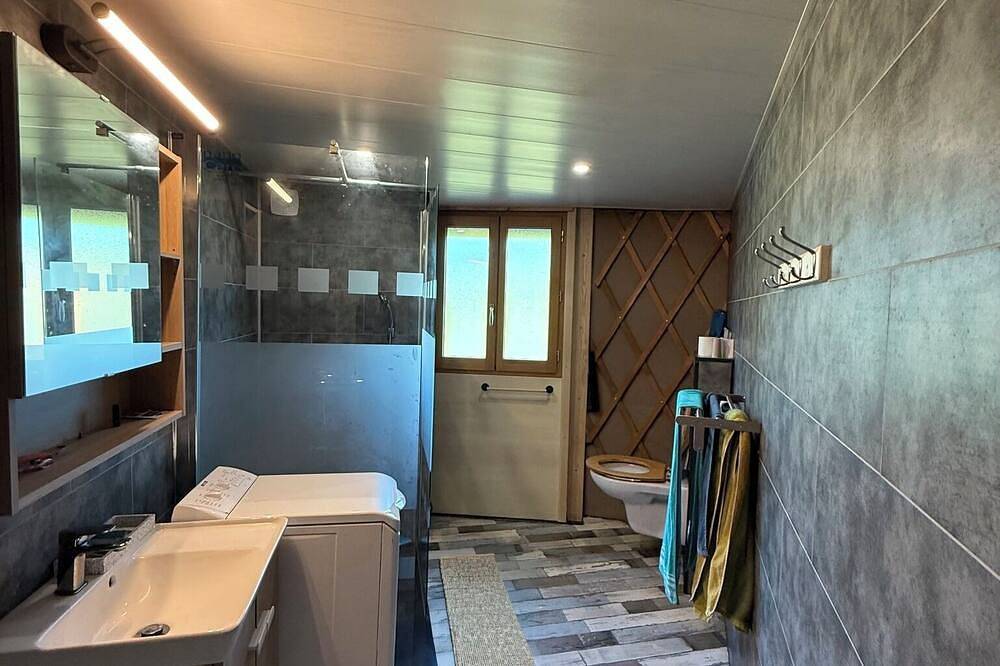 New, magnificent contemporary yurt in the heart of nature, between land and sea. in Arzano, Quimper region