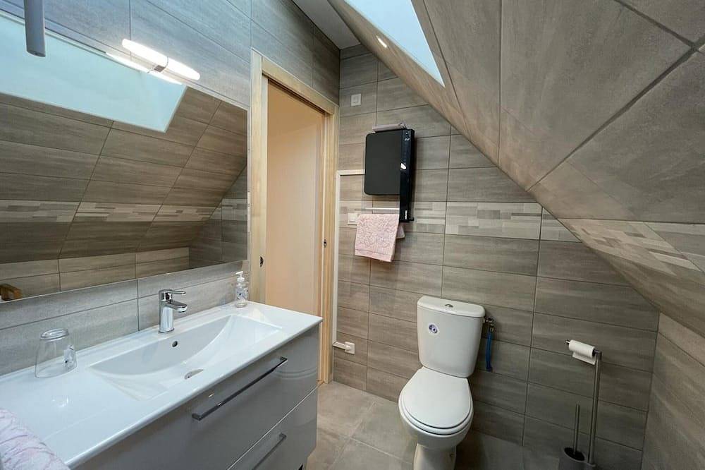 Gîte rustique à la ferme avec 2 chambres, terrasse et activités variées (cheval, rando, culture) in Ygrande, Allier (desambiguación)