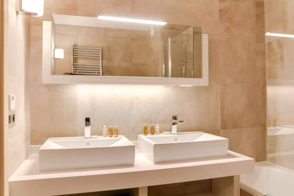 Entire apartment, Courchevel Contemporary T5 for 8 with Parking and Wifi in Saint-Bon-Tarentaise, Les Trois Vallées