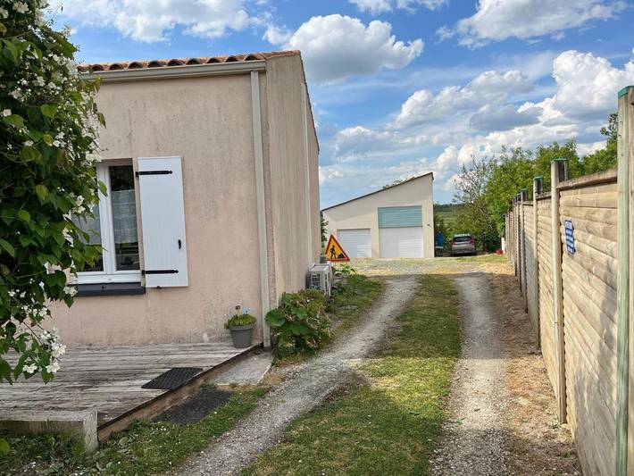 Gîte pour 2 personnes, avec piscine ainsi que vue et jardin dans Yves - 4